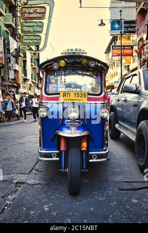 Bangkok, Thailand 01.06.2020: Tuk Tuk, Thai traditionelle Taxis warten auf Kunden bei Tageslicht auf der berühmten Khaosan Road oder Khao San Road of Ban Stockfoto