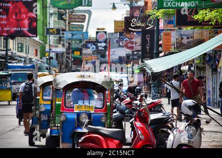 Bangkok, Thailand 01.06.2020: Tuk Tuk, Thai traditionelle Taxis warten auf Kunden bei Tageslicht auf der berühmten Khaosan Road oder Khao San Road of Ban Stockfoto