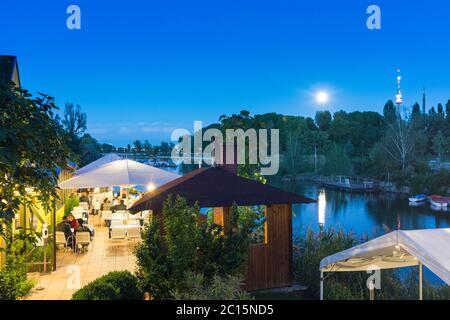 Wien, Wien: Restaurant La Creperie, Ochsenkelsee Alte Donau, Turm Donauturm, Vollmond 22. Donaustadt, Wien, Österreich Stockfoto