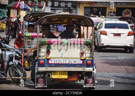 Bangkok, Thailand 01.06.2020: Tuk Tuk, Thai traditionelle Taxis warten auf Kunden bei Tageslicht auf der berühmten Khaosan Road oder Khao San Road of Ban Stockfoto