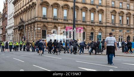 Glasgow, Schottland, Großbritannien. Juni 2020. Demonstranten der Loyalist Defence League auf dem George Square, um die Statuen vor Vandalismus zu schützen, nachdem Black Lives Matter Ereignisse. Kredit: Skully/Alamy Live Nachrichten Stockfoto