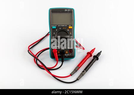 Digitalmultimeter. Objekt wird auf weißem Hintergrund ohne Schatten isoliert. Stockfoto