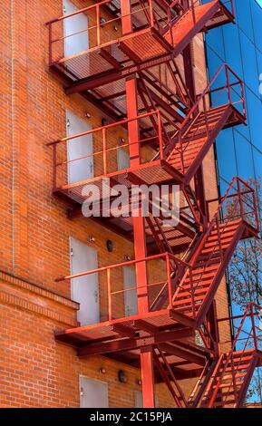 Feuerleiter an der Fassade des neuen Bürogebäudes Stockfoto