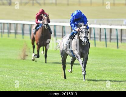 Althiqa von William Buick geritten gewinnt die Unterstützung Racing Welfare Covid Emergency Appeal Fohlen Novice Stakes auf Newmarket Racecourse. Stockfoto