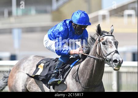 Althiqa von William Buick geritten gewinnt die Unterstützung Racing Welfare Covid Emergency Appeal Fohlen Novice Stakes auf Newmarket Racecourse. Stockfoto