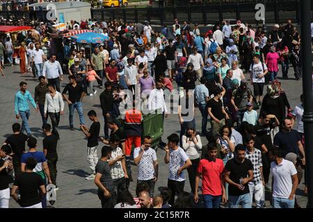 EMINONU, ISTANBUL, TÜRKEI; 26. JUNI 2018. Menschen drängen sich durch die Straße. Menschenmassen neben dem Bosporus, mit Moschee im Hintergrund, in Istanbul. Stockfoto