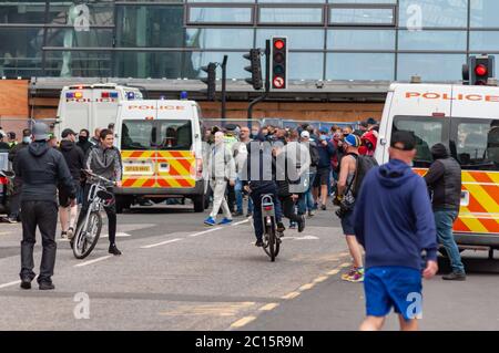 Glasgow, Schottland, Großbritannien. Juni 2020. Demonstranten der Loyalist Defence League auf dem George Square, um die Statuen vor Vandalismus zu schützen, nachdem Black Lives Matter Ereignisse. Kredit: Skully/Alamy Live Nachrichten Stockfoto