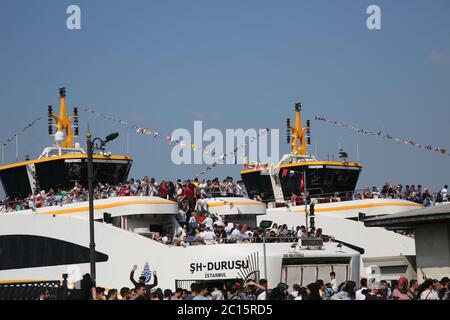 EMINONU, ISTANBUL, TÜRKEI; 26. JUNI 2018. Menschen drängen sich durch die Straße. Menschenmassen neben dem Bosporus, mit Moschee im Hintergrund, in Istanbul. Stockfoto