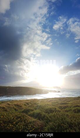 Sonnenuntergang an der Küste von Kantabrien in Nordspanien Stockfoto