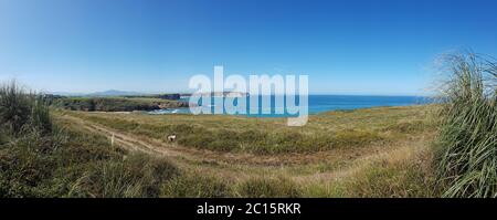 Blick auf den atlantik und die Küstenregion an einem Strand in Spanien Stockfoto