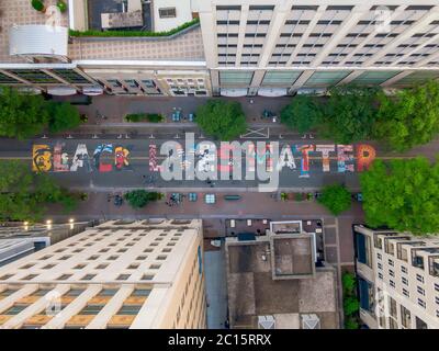 Charlotte, North Carolina, USA. Juni 2020. 14. Juni 2020 - Charlotte, North Carolina, USA: Aus Protest gegen die anhaltenden Rassenunruhen wird Black Lives Matter auf dem Boden in der Tryon Street in Charlotte, NC, gemalt. Quelle: Walter G Arce SR Grindstone Medi/ASP/ZUMA Wire/Alamy Live News Stockfoto