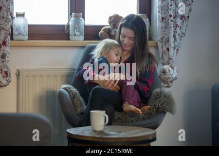 Mutter und Kind, sitzen in Schaukelstuhl, umarmt Stockfoto