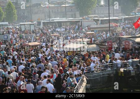 EMINONU, ISTANBUL, TÜRKEI; 26. JUNI 2018. Menschen drängen sich durch die Straße. Menschenmassen neben dem Bosporus, mit Moschee im Hintergrund, in Istanbul. Stockfoto