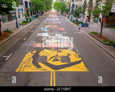 Charlotte, North Carolina, USA. Juni 2020. 14. Juni 2020 - Charlotte, North Carolina, USA: Aus Protest gegen die anhaltenden Rassenunruhen wird Black Lives Matter auf dem Boden in der Tryon Street in Charlotte, NC, gemalt. Quelle: Walter G Arce SR Grindstone Medi/ASP/ZUMA Wire/Alamy Live News Stockfoto