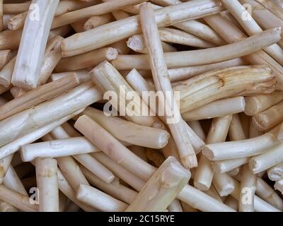 Makro von grünen Spargelpaschen auf einem Lebensmittelmarkt Stockfoto