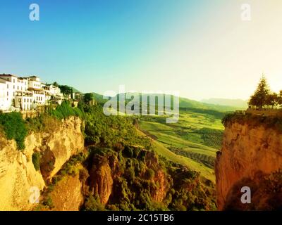 Panoramablick vom New bridge in Ronda, einer der berühmten weißen Ort in Andalusien, Spanien Stockfoto