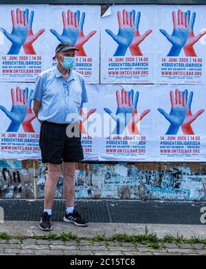 Mitte, Berlin, Deutschland. Juni 2020. Unteilbar Demo, Unteilbarer Protest. Zehntausende Menschen bildeten eine 9 Kilometer lange Menschenkette zwischen Brandenburger Tor und Hermannplatz, die Demonstranten demonstrierten gegen Ausgrenzung und Rassismus sowie für Solidarität und eine soziale und klimafreundliche Zukunft. Die Teilnehmer benutzten Plastikbänder, um während der Corona Virus Pandemie einen Abstand von zwei Metern zu halten.Quelle: Eden Breitz/Alamy Stockfoto