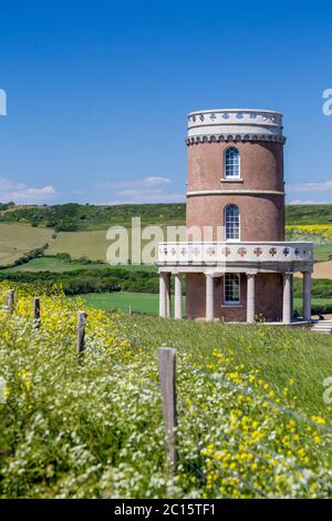 Clavell Tower mit Blick auf die Kimmeridge Bucht entlang der Dorset Jurassic Küste Stockfoto