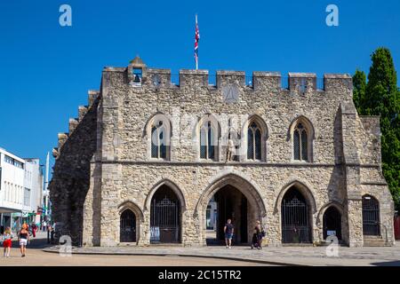 Bargate ist ein denkmalgeschütztes mittelalterliches Torhaus im Stadtzentrum von Southampton, England Stockfoto