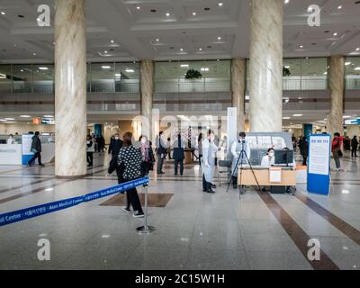 Seoul, Südkorea - Novel Coronavirus Ausbruch. Quarantäne von COVID-19 im Krankenhaus. Medizinisches Personal, das Personen mit einer Wärmebildkamera abschirmung. Stockfoto