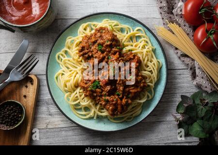 Blick auf Bolognese Pasta von oben. Traditionelle italienische Pasta mit einer Rindfleisch-Tomatensauce. Stockfoto
