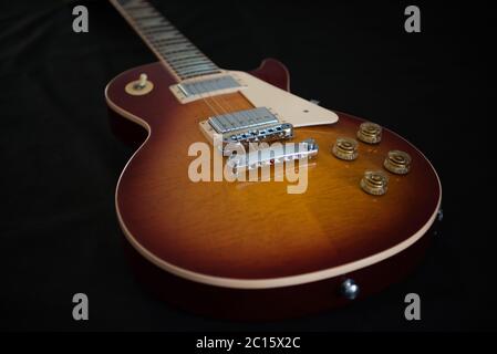 Gibson Les Paul traditionelle Sunburst E-Gitarre vor schwarzem Hintergrund abgebildet. Stockfoto