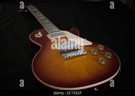 Gibson Les Paul traditionelle Sunburst E-Gitarre vor schwarzem Hintergrund abgebildet. Stockfoto