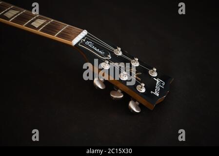 Kopfteil einer Gibson Les Paul Classic E-Gitarre vor schwarzem Hintergrund. Stockfoto