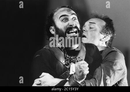 l-r: Antony Sher (Malvolio), Bruce Alexander (Feste) in TWELFT NIGHT by Shakespeare at the Royal Shakespeare Company (RSC), Royal Shakespeare Theatre, Stratford-upon-Avon 07/07/1987 Bühnenbild: Kit Surrey Kostüme: Deirdre Clancy Beleuchtung: Robert Bryan Regie: Bill Alexander Stockfoto