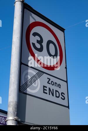 zeichen, das die Änderung der Geschwindigkeitsbegrenzung in der städtischen Zone in Moreton Wirral Februar 2020 anzeigt Stockfoto