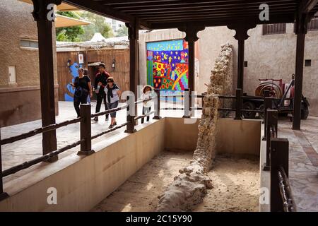 Dubai / Vereinigte Arabische Emirate - 1. Februar 2020: Touristen, die in der Nähe der alten Mauer des historischen Dubai Stockfoto