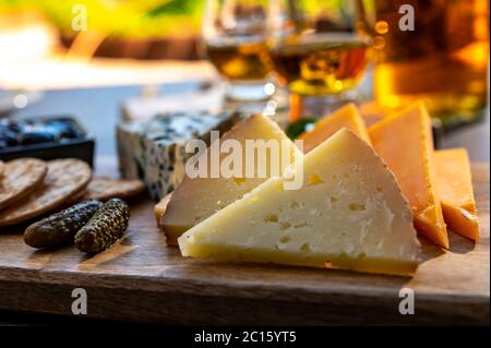 Whiskey und Käse, Verkostung Whiskygläser und Teller mit geschnittenen Käse aus nächster Nähe Stockfoto