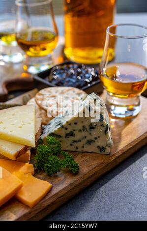 Whiskey und Käse, Verkostung Whiskygläser und Teller mit geschnittenen Käse aus nächster Nähe Stockfoto