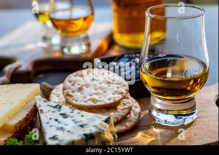 Whiskey und Käse, Verkostung Whiskygläser und Teller mit geschnittenen Käse aus nächster Nähe Stockfoto