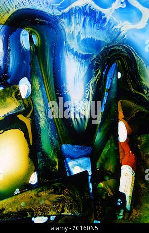 Farbige Flüssigkeiten in Flüssigkeit gemischt Schaffung bunte abstrakte Malerei Stockfoto