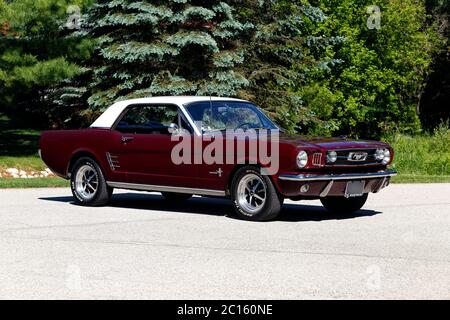 1966 Ford Mustang auf dem Bürgersteig. Stockfoto