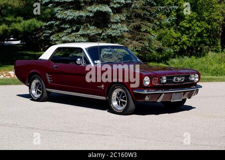 1966 Ford Mustang auf dem Bürgersteig. Stockfoto