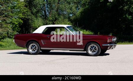 1966 Ford Mustang auf dem Bürgersteig. Stockfoto