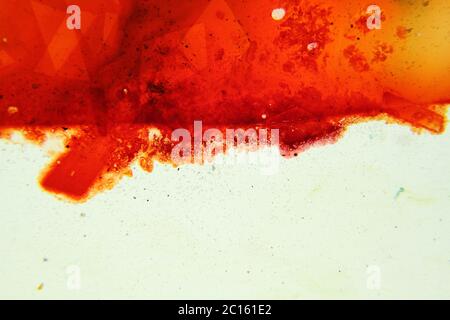 Farbige Flüssigkeiten in Flüssigkeit gemischt Schaffung bunte abstrakte Malerei Stockfoto