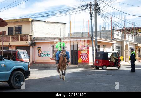 Atitlan-See, Guatemala, 1. März 2020: maya-Mann auf einem Pferd in den Straßen unterwegs Stockfoto