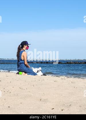 New York, Usa. Juni 2020. Am Sonntag werden Menschen mit einer Schutzmaske am Coney Island Strand in Brooklyn in New York City gesehen. Kredit: Brasilien Photo Press/Alamy Live Nachrichten Stockfoto