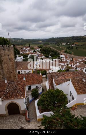Luftaufnahme von Óbidos, Portugal - steinerne Stadt mit mittelalterlicher Festung und traditionellen hellen bunten Häusern mit Ziegeldächern Stockfoto