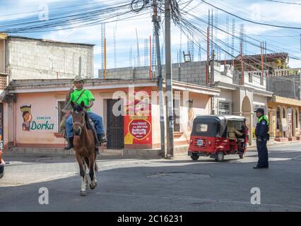 Atitlan-See, Guatemala, 1. März 2020: maya-Mann auf einem Pferd in den Straßen unterwegs Stockfoto