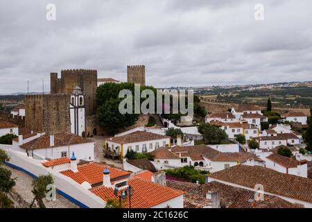 Luftaufnahme von Óbidos, Portugal - steinerne Stadt mit mittelalterlicher Festung und traditionellen hellen bunten Häusern mit Ziegeldächern Stockfoto