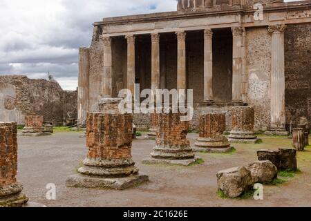 Der Haupteingang zu den Ruinen der Basilika mit korinthischen Säulen an der Via Marina in der antiken Stadt Pompeji, Italien Stockfoto