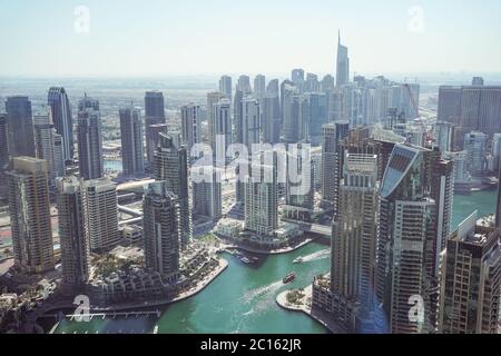Dubai / Vereinigte Arabische Emirate - 1. Februar 2020: Wunderschöne Luftaufnahme von Dubai Marina Yachtboote und Wasserkanal mit Wolkenkratzern im Hintergrund Stockfoto