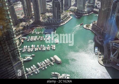 Dubai / Vereinigte Arabische Emirate - 1. Februar 2020: Wunderschöne Luftaufnahme von Dubai Marina Yachtboote und Wasserkanal mit Wolkenkratzern im Hintergrund Stockfoto