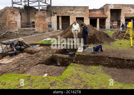 Archäologen, die archäologische Grabengrabungen außerhalb der Stabischen Bäder (Terme Stabiane) in der antiken Stadt Pompeji, Italien, durchführen Stockfoto