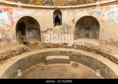 Das Frigidarium der Männer mit einem kreisförmigen Becken in den Stabian Thermen (Terme Stabiane), Pompejis ältestem Badekomplex, Kampanien, Italien Stockfoto