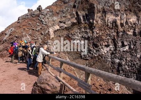 Touristen und Besucher auf dem Gipfel / Kegel am Rande der Gipfelkaldera des Vesuv, ein aktiver Vulkan (somma-Stratovulkan), Kampanien, Italien Stockfoto